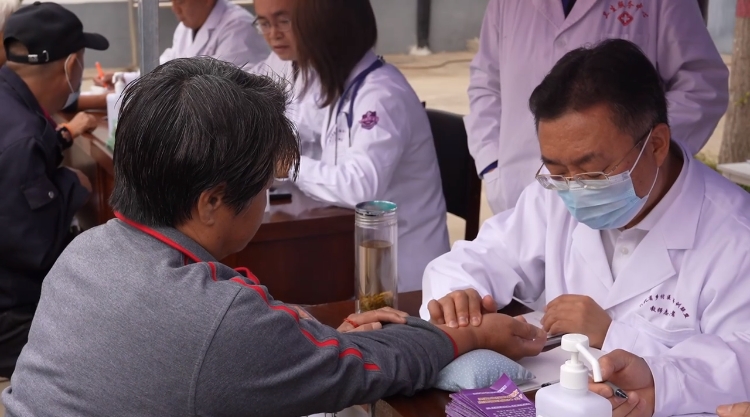 “城鄉手拉手 義診一帶一”健康行動走進定州